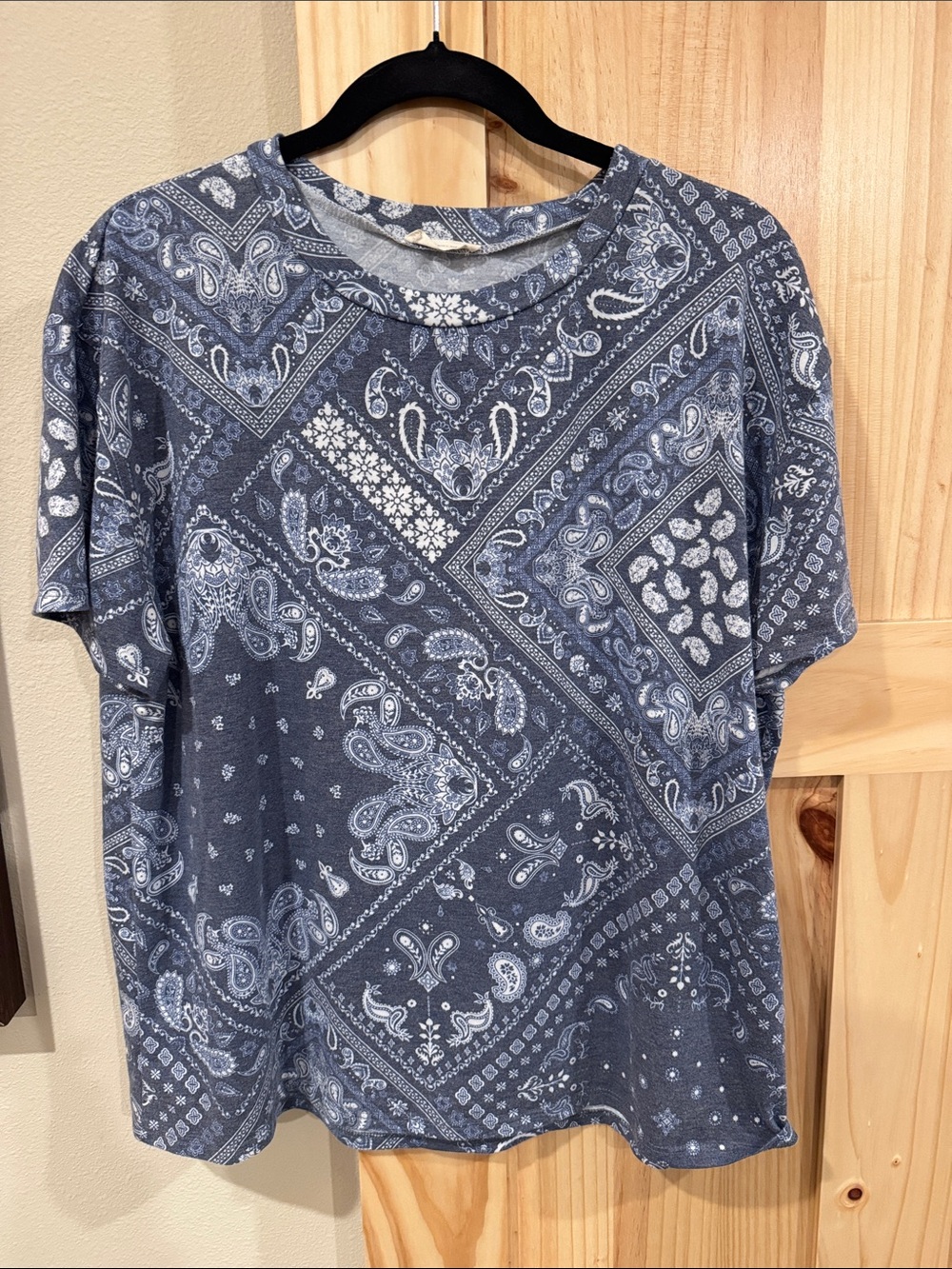 Casual Bandana Print Short Sleeve Tee in Blue